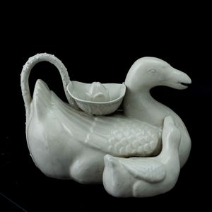 Versatoio in porcellana bianca raffigurante paperelle, Cina, Dinastia Qing, prima metà XIX secolo  - Asta Fine Asian Works of Art - Associazione Nazionale - Case d'Asta italiane