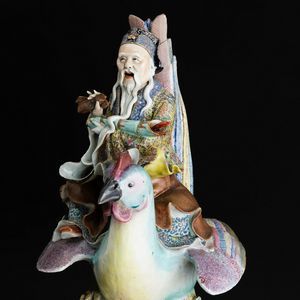 Grande figura in porcellana policroma raffigurante saggio a cavallo di un gallo, Dinastia Qing, fine XIX secolo  - Asta Fine Asian Works of Art - Associazione Nazionale - Case d'Asta italiane