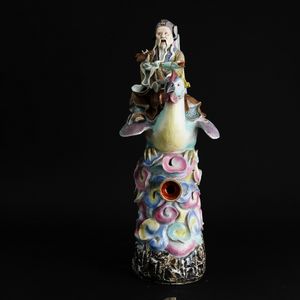 Grande figura in porcellana policroma raffigurante saggio a cavallo di un gallo, Dinastia Qing, fine XIX secolo  - Asta Fine Asian Works of Art - Associazione Nazionale - Case d'Asta italiane