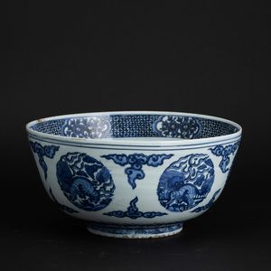 Ciotola in porcellana bianca e blu con motivi naturalistici, Cina, Dinastia Ming, marca Fu Gui Gui Qi  - Asta Fine Asian Works of Art - Associazione Nazionale - Case d'Asta italiane