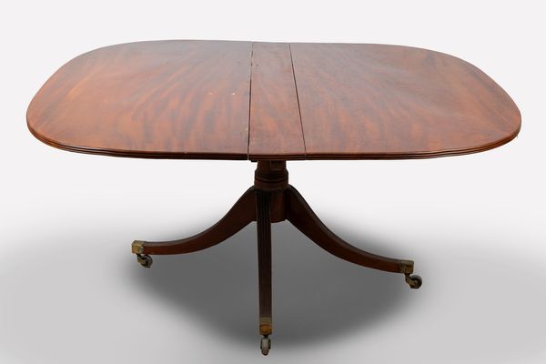 Tavolo da pranzo lastronato in mogano ad ali laterali richiudibili. Inghilterra, secolo XIX  - Asta Incanti d'Arte - Associazione Nazionale - Case d'Asta italiane