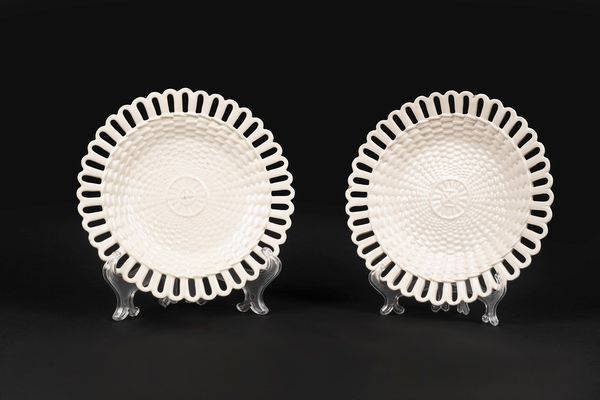 Coppia di piatti in terraglia bianca, Napoli, secolo XIX  - Asta Incanti d'Arte - Associazione Nazionale - Case d'Asta italiane