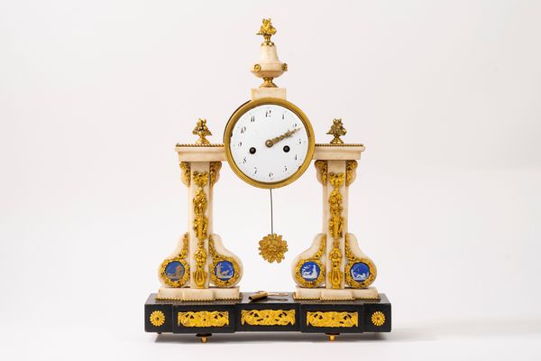 Pendola a portico in marmo bianco e bronzo dorato, Francia, prima metÃ  del secolo XIX  - Asta Incanti d'Arte - Associazione Nazionale - Case d'Asta italiane