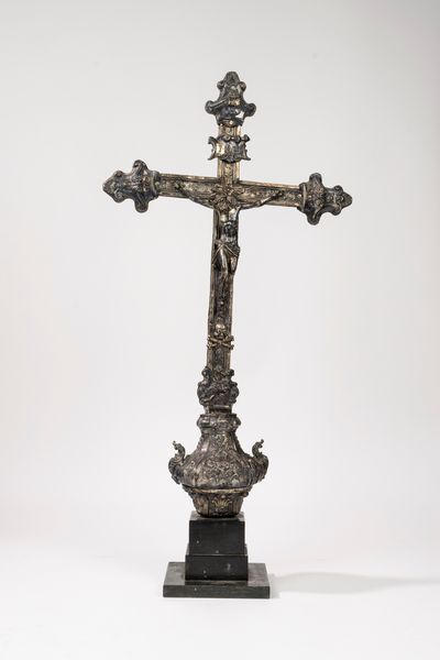 Croce astile in argento cesellato e sbalzato  - Asta Incanti d'Arte - Associazione Nazionale - Case d'Asta italiane