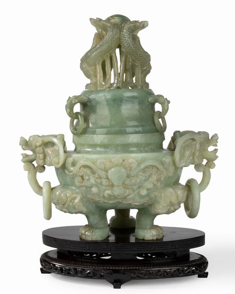 Tripode con mascheroni e anelli in pietra verde su base in legno modanata, Cina secolo XX  - Asta Incanti d'Arte - Associazione Nazionale - Case d'Asta italiane