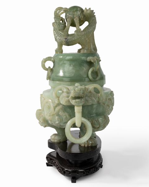 Tripode con mascheroni e anelli in pietra verde su base in legno modanata, Cina secolo XX  - Asta Incanti d'Arte - Associazione Nazionale - Case d'Asta italiane