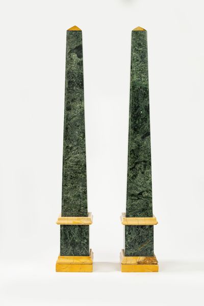 Coppia di obelischi in marmo verde e giallo, secolo XX  - Asta Incanti d'Arte - Associazione Nazionale - Case d'Asta italiane