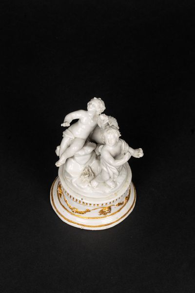 Gruppo scultoreo in porcellana raffigurante putti che raccolgono uova, manifattura di Bassano, seconda metÃ  del secolo XVIII  - Asta Incanti d'Arte - Associazione Nazionale - Case d'Asta italiane