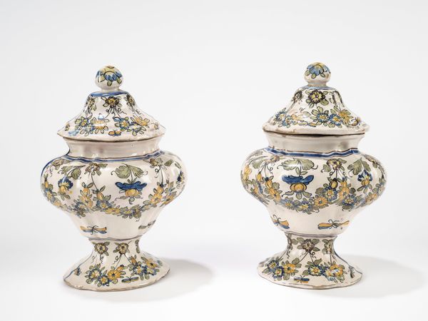 Due vasi con coperchio in maiolica policroma. Manifattura Cerreto Sannita  - Asta Incanti d'Arte - Associazione Nazionale - Case d'Asta italiane