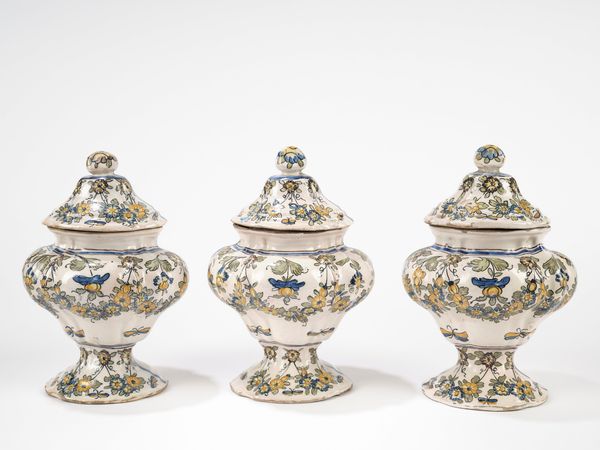 Tre vasi con coperchio. Manifattura Cerreto Sannita  - Asta Incanti d'Arte - Associazione Nazionale - Case d'Asta italiane