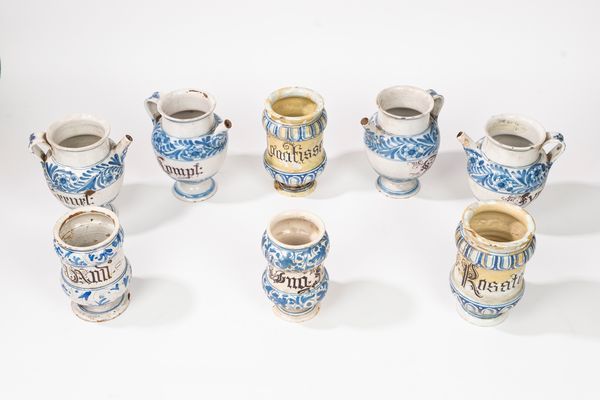 Lotto composto da quattro albarelli e quattro versatoi in maiolica  - Asta Incanti d'Arte - Associazione Nazionale - Case d'Asta italiane