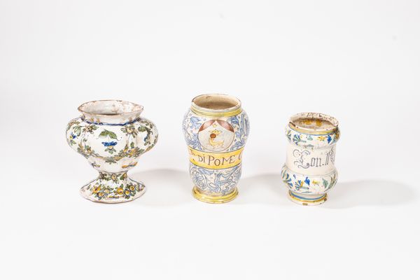 Lotto composto da due albarelli e un vaso in maiolica policroma  - Asta Incanti d'Arte - Associazione Nazionale - Case d'Asta italiane