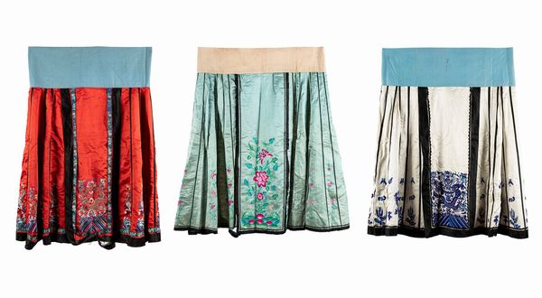 Tre gonne in seta, tra cui una a fondo bianco, una a fondo rosso, e una a fondo turchese  - Asta Incanti d'Arte - Associazione Nazionale - Case d'Asta italiane