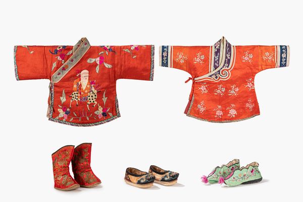 Lotto composto da due piccole vesti da bambino e tre paia di scarpine  - Asta Incanti d'Arte - Associazione Nazionale - Case d'Asta italiane