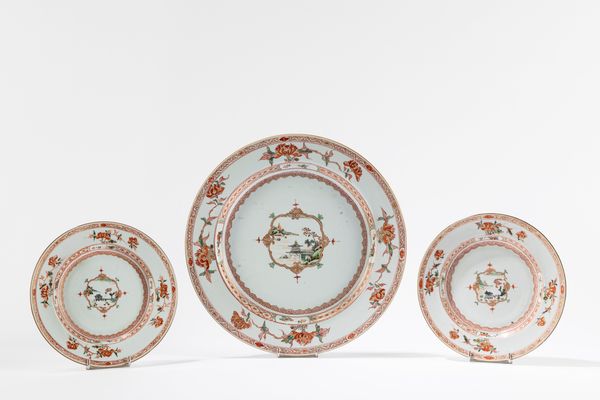 Tre piatti in porcellana famiglia verde  - Asta Incanti d'Arte - Associazione Nazionale - Case d'Asta italiane