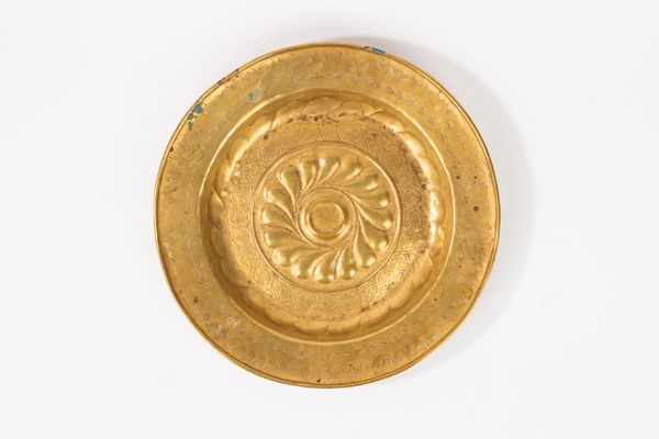 Piatto elemosiniere in metallo sbalzato  - Asta Incanti d'Arte - Associazione Nazionale - Case d'Asta italiane