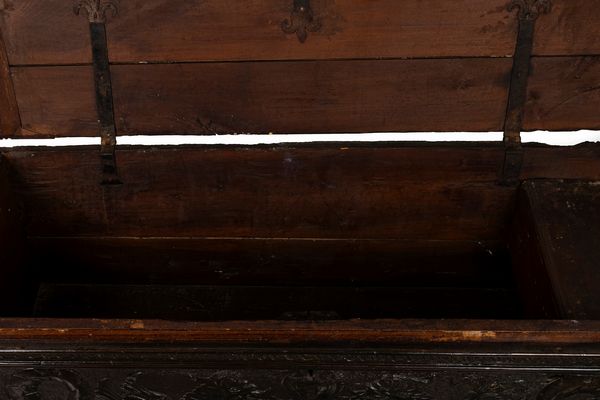 Cassapanca in legno intagliato ed ebanizzato  - Asta Incanti d'Arte - Associazione Nazionale - Case d'Asta italiane