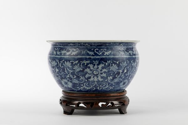 CACHEPOT IN PORCELLANA BIANCA E BLU  - Asta Incanti d'Arte - Associazione Nazionale - Case d'Asta italiane