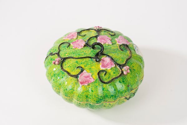 Ciotola in ceramica policroma a forma di zucca con coperchio, Cina secolo XX  - Asta Incanti d'Arte - Associazione Nazionale - Case d'Asta italiane