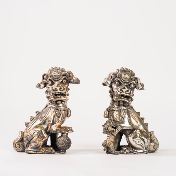 Coppia di cani di Pho placcati in argento, Cina secolo XX  - Asta Incanti d'Arte - Associazione Nazionale - Case d'Asta italiane