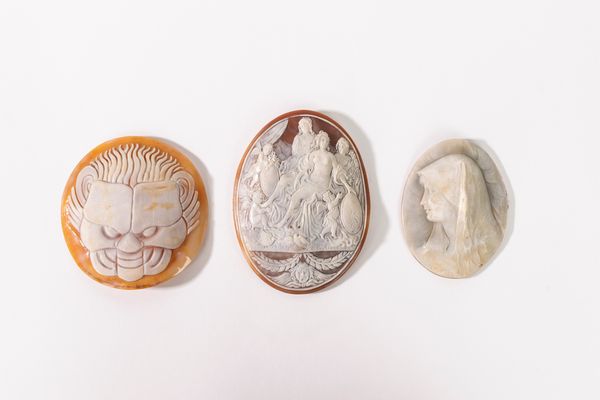 Lotto composto da tre cammei, secolo XX  - Asta Incanti d'Arte - Associazione Nazionale - Case d'Asta italiane