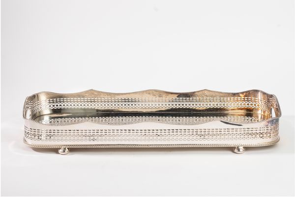 Vassoio rettangolare in Sheffield con bordo traforato  - Asta Incanti d'Arte - Associazione Nazionale - Case d'Asta italiane