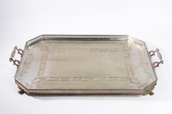 Grande vassoio centrotavola biansato in Sheffield con bordo traforato e piedi ferini  - Asta Incanti d'Arte - Associazione Nazionale - Case d'Asta italiane