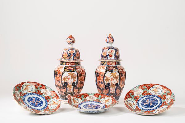 Lotto composto da tre piatti e due potiche in porcellana Imari, Giappone  - Asta Incanti d'Arte - Associazione Nazionale - Case d'Asta italiane