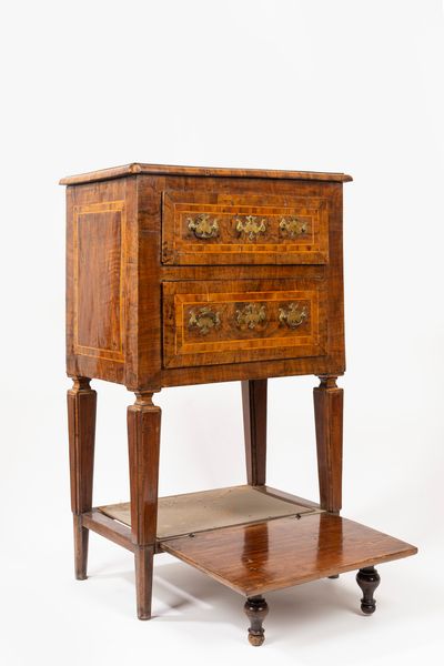 Comodino lastronato e filettato in noce e radica di noce, fine secolo XVIII  - Asta Incanti d'Arte - Associazione Nazionale - Case d'Asta italiane