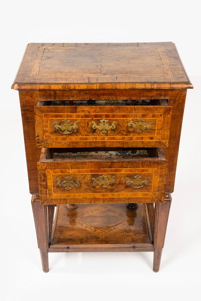 Comodino lastronato e filettato in noce e radica di noce, fine secolo XVIII  - Asta Incanti d'Arte - Associazione Nazionale - Case d'Asta italiane