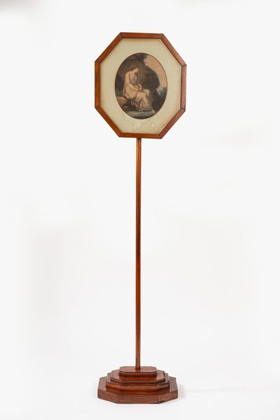 Ventola da terra di forma ottagonale con all'interno incisione a colori  - Asta Incanti d'Arte - Associazione Nazionale - Case d'Asta italiane