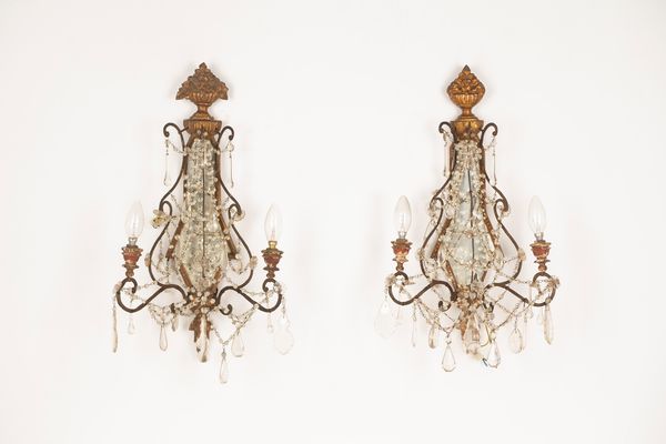 Due appliques in legno intagliato e dorato con pendenti in vetro  - Asta Incanti d'Arte - Associazione Nazionale - Case d'Asta italiane