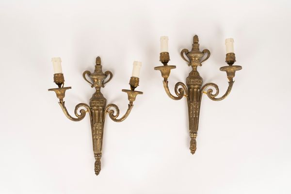 Coppia di applique in bronzo dorato in stile Luigi XVI  - Asta Incanti d'Arte - Associazione Nazionale - Case d'Asta italiane