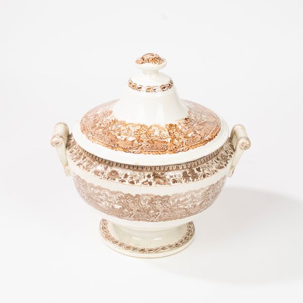 Zuppiera biansata con coperchio in porcellana  - Asta Incanti d'Arte - Associazione Nazionale - Case d'Asta italiane