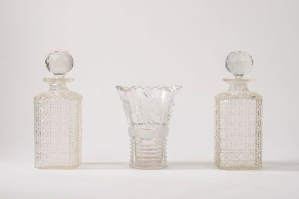 Coppia di bottiglie da liquore con tappo e un vaso portafiori  in cristallo molato con decoro a motivi floreali  - Asta Incanti d'Arte - Associazione Nazionale - Case d'Asta italiane