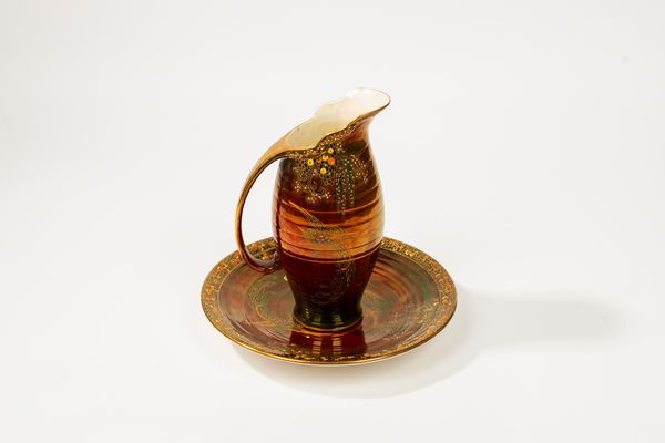 Manifattura Crown Devon, Inghilterra, secolo XX. Brocca e piatto in ceramica smaltata policroma a fondo rosso rame  - Asta Incanti d'Arte - Associazione Nazionale - Case d'Asta italiane