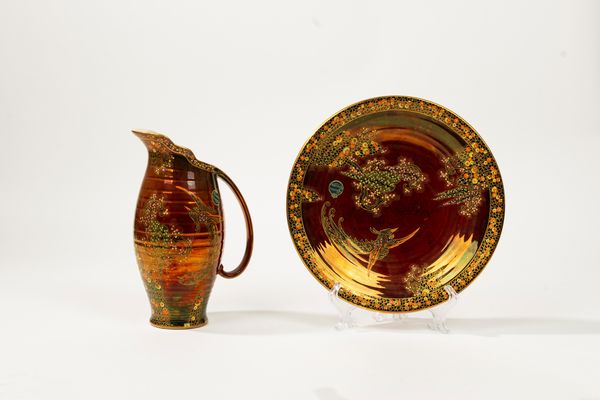 Manifattura Crown Devon, Inghilterra, secolo XX. Brocca e piatto in ceramica smaltata policroma a fondo rosso rame  - Asta Incanti d'Arte - Associazione Nazionale - Case d'Asta italiane