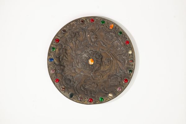 Piatto da parata in rame sbalzato e inciso a motivi floreali  - Asta Incanti d'Arte - Associazione Nazionale - Case d'Asta italiane