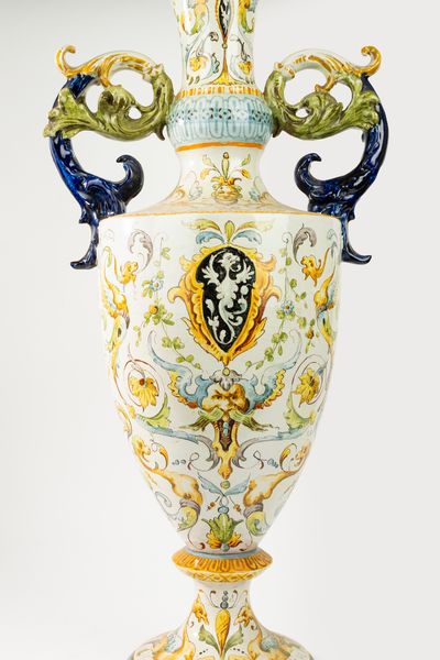 Vaso biansato in maiolica policroma, manifattura Mollica, Napoli, fine secolo XIX/inizio secolo XX  - Asta Incanti d'Arte - Associazione Nazionale - Case d'Asta italiane