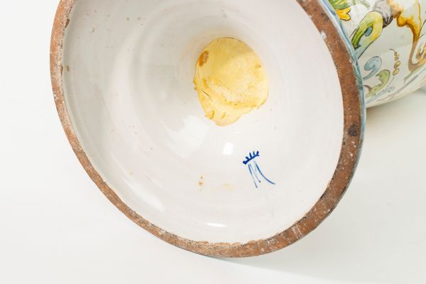 Vaso biansato in maiolica policroma, manifattura Mollica, Napoli, fine secolo XIX/inizio secolo XX  - Asta Incanti d'Arte - Associazione Nazionale - Case d'Asta italiane