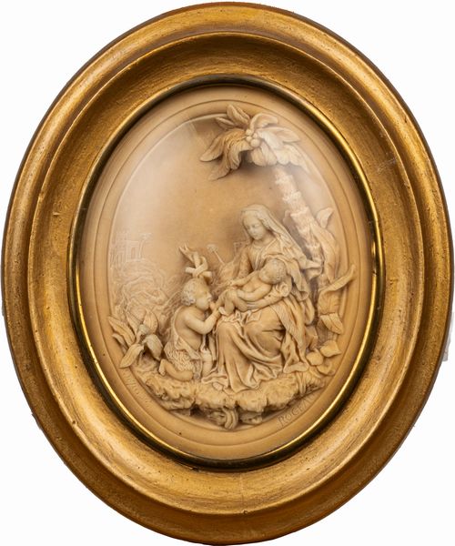 Scuola francese, fine secolo XIX - inizi secolo XX : Bassorilievo in pietra calcarea raffigurante Madonna con Bambino e San Giovannino  - Asta Incanti d'Arte - Associazione Nazionale - Case d'Asta italiane