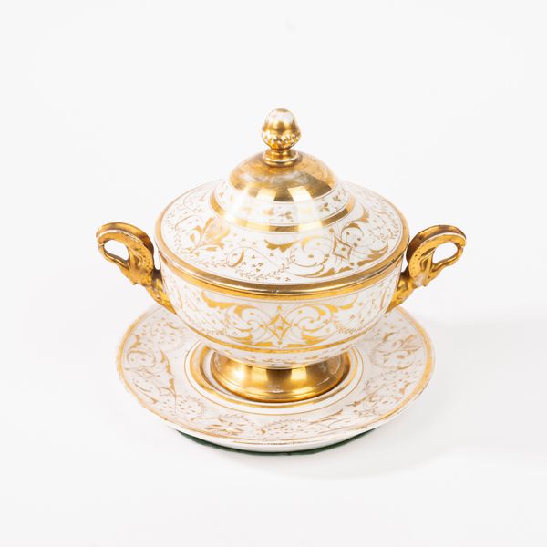 Tazza da puerpera con piatto, in porcellana bianca e oro, Francia, secolo XIX  - Asta Incanti d'Arte - Associazione Nazionale - Case d'Asta italiane