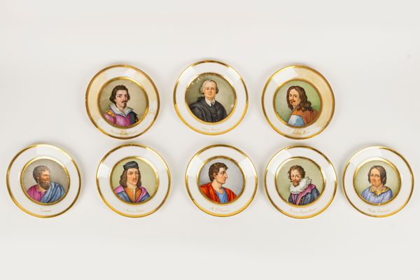 Otto piatti in porcellana policroma con ritratti di uomini illustri, secolo XIX  - Asta Incanti d'Arte - Associazione Nazionale - Case d'Asta italiane