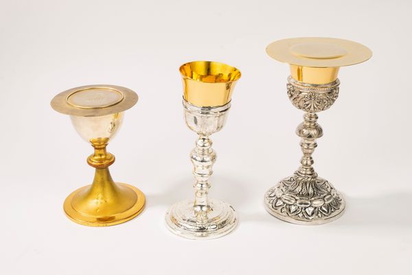 Lotto composto da tre calici e due piattini in metallo e argento  - Asta Incanti d'Arte - Associazione Nazionale - Case d'Asta italiane