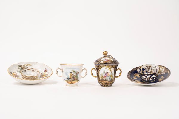 Due tazzine trembleuse in porcellana policroma con piattino, una a fondo blu l'altra bianco,  fine secolo XIX  - inizi secolo XX  - Asta Incanti d'Arte - Associazione Nazionale - Case d'Asta italiane