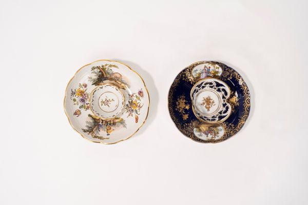Due tazzine trembleuse in porcellana policroma con piattino, una a fondo blu l'altra bianco,  fine secolo XIX  - inizi secolo XX  - Asta Incanti d'Arte - Associazione Nazionale - Case d'Asta italiane