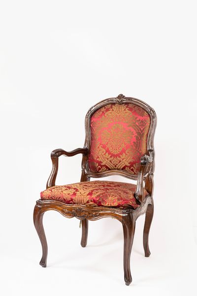 Due poltrone Luigi XV in legno intagliato  - Asta Incanti d'Arte - Associazione Nazionale - Case d'Asta italiane