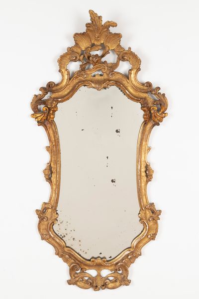 Specchiera di forma mossa in legno intagliato e dorato a volute fogliate, secolo XX  - Asta Incanti d'Arte - Associazione Nazionale - Case d'Asta italiane