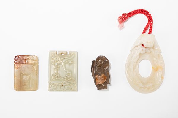 UN DISCO BI, DUE PENDENTI E UNA SCULTURINA IN PIETRA DURA/GIADA  - Asta Incanti d'Arte - Associazione Nazionale - Case d'Asta italiane