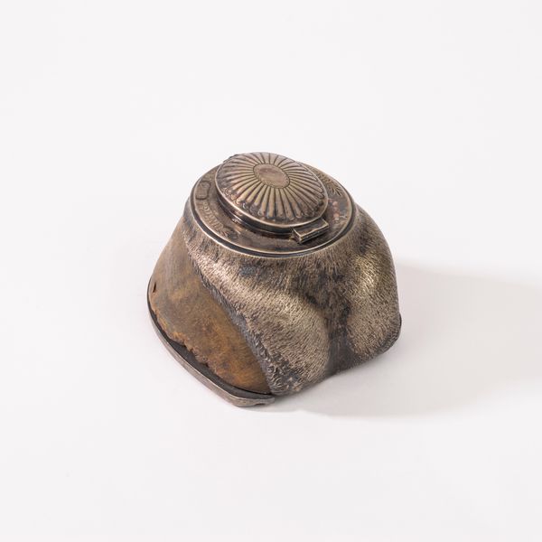 Calamaio in zoccolo di cavallo e metallo argentato. Inghilterra, secolo XIX  - Asta Incanti d'Arte - Associazione Nazionale - Case d'Asta italiane
